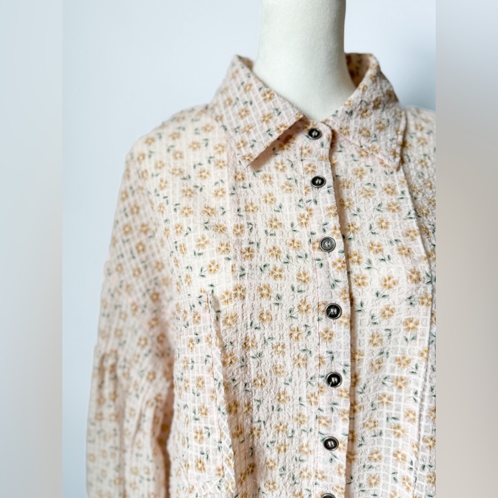 Listicle Floral Button Up - Picture 2 of 6
